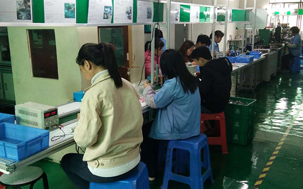 2.獨立生產流水線，工人上班圖